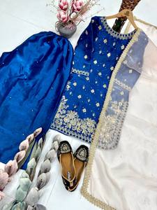 Exclusivo Traje Tradicional de Seda Pesada con Bordado de Secuencia Codificada y Dupatta de Encaje Elegante - Product Image 4