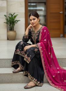 Dale un toque moderno a tu guardarropa con el nuevo conjunto de salwar kameez para mujer, ideal para fiestas. - Product Image 3