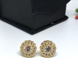 Pendientes de Diamantes de Corte Esmeralda de 1.70 Quilates con Forma Mixta y Diseño Geométrico Moderno de Lujo Chapados en Oro de 18K - Product Image 1
