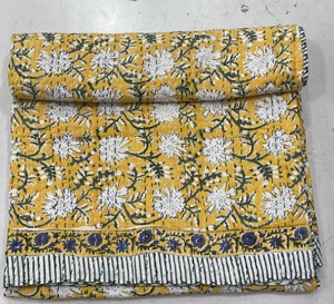 Couvre-lit Kantha en coton bleu imprimé à la main Silkgram, style traditionnel indien, plié, pour la décoration de la maison - Product Image 2