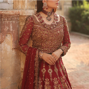 ชุดเลเฮนกาสำหรับเจ้าสาวชาวปากีสถานแบบทันสมัย พร้อมเสื้อครอปท็อปปักโลโก้ตามสั่ง ความยาวคลุมเท้า ผ้าฝ้าย 100% ซิปแบบคลาสสิก - Product Image 4