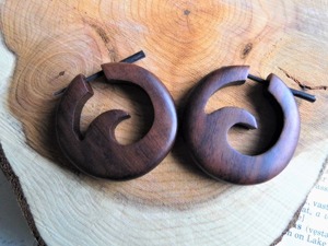 Boucles d'oreilles en bois, design en spirale brun foncé, bijoux en bois faits à la main, finition naturelle, accessoires de style bohème - Product Image 5