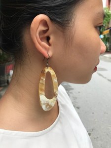 Boucles d'oreilles pendantes ovales en coquillage naturel, polies, faites à la main, de qualité supérieure, bijoux en corne, artisanat naturel éthique, boucles d'oreilles en corne de buffle - Product Image 3