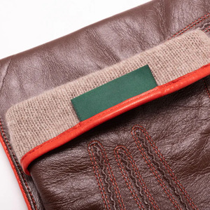 ถุงมือหนังแกะสีน้ำตาลสำหรับผู้หญิง แต่งขอบสีแดง นุ่มสบาย ปิดนิ้วเต็มรูปแบบ บุซับในอุ่นสำหรับฤดูหนาว ดีไซน์หรูหรา เหมาะสำหรับขับรถ เป็นมิตรต่อสิ่งแวดล้อม ทำด้วยมือ ปิดด้วยกระดุมแป๊ก - Product Image 5