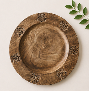 Assiette de présentation artisanale en bois de manguier avec exquise sculpture florale d'Edelweiss, vaisselle rustique ronde pour la table d'hôtel - Product Image 1