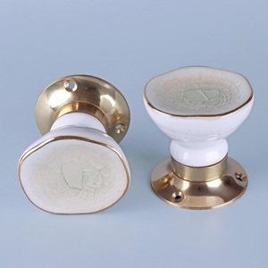 Poignée de meuble et de tiroir en céramique de forme ronde au design moderne avec bordure dorée, durable et écologique - Product Image 2