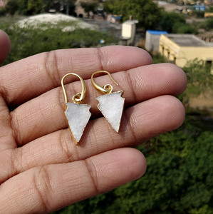 Pendientes colgantes minimalistas de ágata blanca con drusa, de latón con baño de oro de 18k, con forma de punta de flecha y gancho de drusa. - Product Image 2