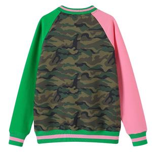 Sudadera Camo 08 Pretty Girl con Mangas Raglán y Cuello Redondo, Ropa de Hermandad Griega para Mujer, Rosa y Verde, Estilo Griego - Product Image 2