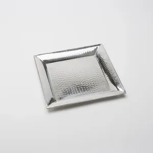 Plateau décoratif carré en métal avec finition martelée, design minimaliste, plateau de présentation artisanal en aluminium - Product Image 1