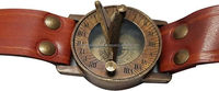 Boussole à cadran solaire antique avec bracelet en cuir noir Boussole de montre rétro Confort nautique Porter à la main Article Camping Canotage