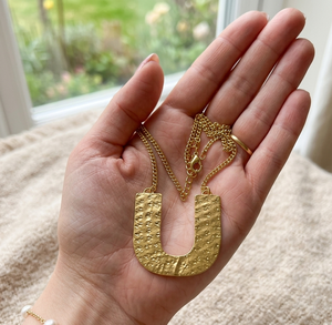 Collar con Colgante en Forma de U de Latón Texturizado Sólido, Moderno, Hecho a Mano para Mujer, Acabado Dorado, Revestimiento Resistente al Deslustre, Ajustable, para Regalo - Product Image 5