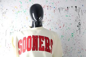 เสื้อสเวตเชิ้ตคอเต่า SOONERS CREAM สีแดง 100% ปักลายด้วยด้ายละเอียด - Product Image 4
