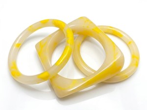 Elegantes Brazaletes de Resina Pintados a Mano para Niñas, Color Amarillo, con Temática Tradicional para Bodas y Uso Diario, Precio Bajo - Product Image 3