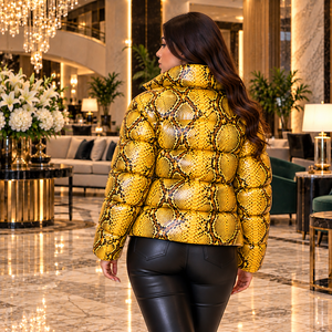Chaqueta Acolchada de Cuero con Estampado de Piel de Serpiente Amarilla para Mujer – Prenda de Invierno Moderna con Cuello Alto - Product Image 3