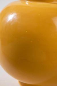 Vase en céramique orange soleil audacieux, forme globe arrondie, finition brillante élégante et attrait central saisissant pour l'intérieur moderne - Product Image 3
