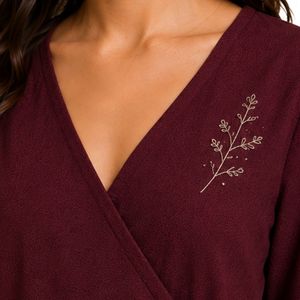 Blusa Casual Borgoña para Mujer con Bordado, Manga Corta, Cuello en V y Lazo en la Cintura, Fabricante de Camisas de Moda al por Mayor con Logotipo Personalizado - Product Image 5