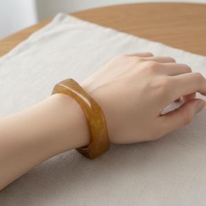 Brazalete Acrílico Único de MN Exports para Mujer, Hecho a Mano, Elegante, Idea de Regalo de Joyería de Moda, India - Product Image 2