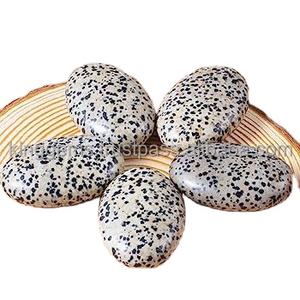 Piedra preciosa de jaspe dálmata Natural al por mayor, piedra de Palma pulida, estilo Feng Shui tallado para decoración del hogar, bolsillo curativo Reiki - Product Image 1