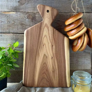 Planche à découper élégante en bois de manguier recyclé avec rainure sur le bord, compatible lave-vaisselle, pour servir, hacher et présenter les aliments - Product Image 1