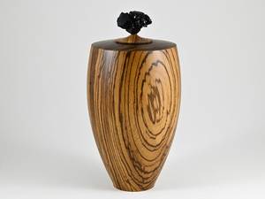 Grande urne funéraire en bois faite à la main en bois de zèbre avec grappe de tourmaline noire - Product Image 3