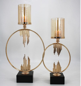 Marco orbital artístico dorado con un portavelas de cerámica con diseño de mármol blanco. Estilo único disponible a precios de mayorista. - Product Image 2