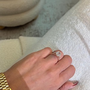 Bague de fiançailles en diamant de laboratoire de 3,50 carats, taille ovale avec pierres latérales taille poire, or rose 14 carats, bague à trois pierres - Product Image 6