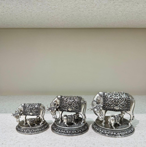 Figura de vaca y ternero de alta calidad (con plataforma) con caja de terciopelo, ídolo artesanal de vaca y ternero en latón, decoración tradicional india para el hogar. - Product Image 1