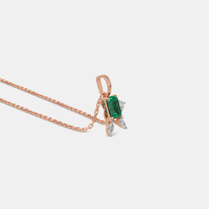 จี้เพชรทรงดอกไม้ประดับพลอยสีเขียวทรงมรกต ทองคำขาว 14K พร้อมเพชรเลี้ยงในห้องปฏิบัติการ - Product Image 5