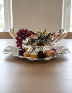 Cuenco decorativo con pedestal y bandeja, con detalles florales llamativos y acabado plateado, ideal para mostrador de cocina y exhibiciones festivas. - Product Image 1