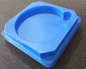Plateau carré en plastique bleu avec insert circulaire pour le stockage, en PP de qualité alimentaire et écologique, jetable, pour produits de consommation - Product Image 2