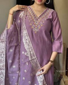 Último Modelo de Kurti para Mujer en Viscosa Chanderi con Bordado, Pantalón en Viscosa Chanderi, Seda Chanderi con Dupatta Jacquard - Product Image 2