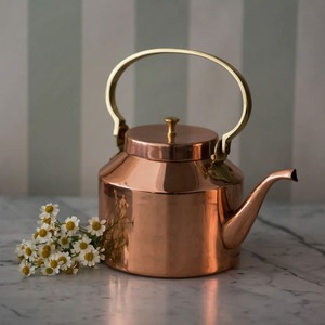 Bouilloire à eau en cuivre pur artisanale, design vintage rond avec couvercle, théière en métal - Product Image 1