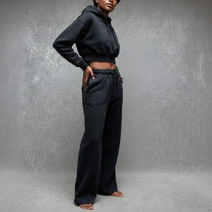 Ensemble de survêtement noir à capuche pour femme, pantalon long avec poches latérales, impression par transfert thermique avec logo personnalisé, coupe décontractée et ample - Product Image 6