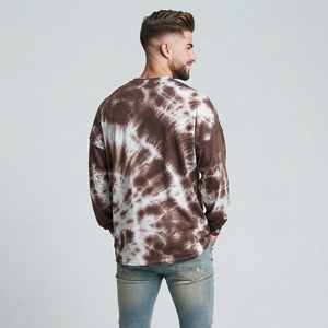 Camiseta de punto oversize de manga larga con cuello redondo para hombre, estilo casual streetwear, con estampado marrón y blanco, efecto desgastado por el sol. - Product Image 2