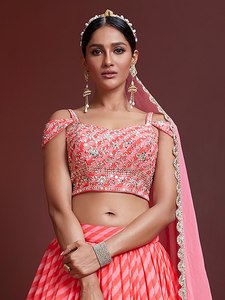 Robe de demoiselle d'honneur rose à épaules dénudées, ornée de perles, avec jupe en organza et dupatta - Product Image 1