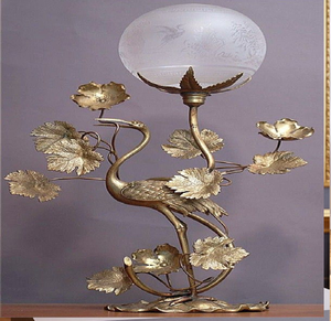 Lampe élégante en laiton antique avec globe en verre givré et accents de feuilles, disponible à prix de gros. - Product Image 1