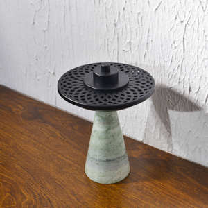 Porte-encens de luxe OSCO INTERNATIONAL en marbre vert sauge naturel, avec grille perforée en acier inoxydable noir, durable et écologique - Product Image 4