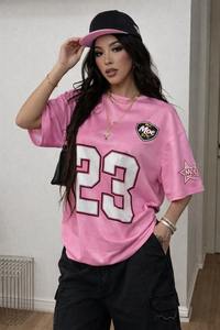 Maillot de baseball et de football américain surdimensionné en maille rose personnalisé avec strass par sublimation, séchage rapide, style streetwear - Product Image 4