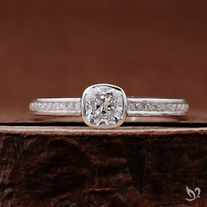 Bague de fiançailles romantique en or blanc 10 carats, sertie d'un diamant de laboratoire taille coussin de 0,5 carat, monture closée avec bande en sangle, au design doux et élégant. - Product Image 1