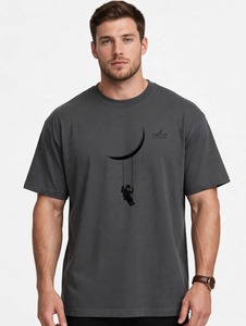 Oneten Apparel Camiseta de manga corta con cuello redondo y logotipo en la parte trasera del cuello, color gris oscuro, para hombre - Product Image 1