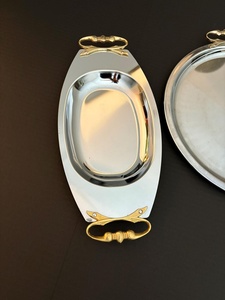 Bandeja de Almacenamiento Ovalada de Metal con Asas Doradas, Acabado Pulido, Diseño Clásico para Uso en Mesa - Product Image 1