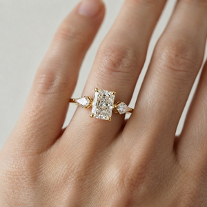 Bague de fiançailles en or rose 10K couleur E, 3 carats de diamant de laboratoire taille Radiant, clarté VVS2, avec trois pierres et diamant en forme de cerf-volant sur le côté, 3,27 carats au total - Product Image 1