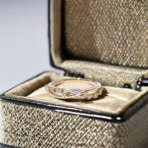 Anillos de Compromiso de Moissanita con Corte Brillante y Estilo Clásico de Starspire Fine Jewelry, con Engaste de Oro Amarillo y Bandas Cruzadas - Product Image 5