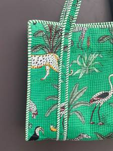 Sac fourre-tout matelassé en coton Kantha pour femme, fermeture ouverte, lot en gros avec doublure en tissu et deux poignées pour le voyage - Product Image 4