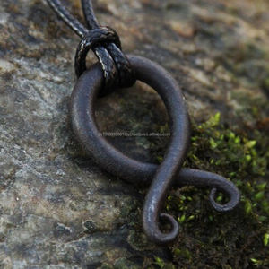 จี้รูปโทรลล์แบบไวกิ้งทำจากหนังมีสายบิดเป็นเกลียววงแหวนแขนยุคกลาง - Product Image 6