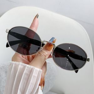 Gafas de Sol de Diseño Unisex con Logotipo Personalizado, Montura Completa Dorada de Lujo Retro de Alta Calidad, Ligeras, de PC con Protección UV400 y Material Metálico - Product Image 5