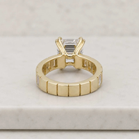 Bague en or jaune pour femme avec diamant taille Asscher et pierres latérales, style de fiançailles de luxe