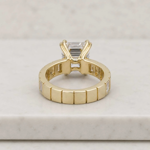 Bague en or jaune pour femme avec diamant taille Asscher et pierres latérales, style de fiançailles de luxe - Product Image 5