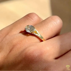 Anillo de diamante cultivado en laboratorio de forma ovalada de lujo, elaborado con un elegante diseño en oro y un estilo nupcial atemporal. - Product Image 4