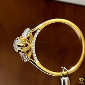 Elegante anillo de compromiso con diamante talla marquesa en oro amarillo con piedras laterales cónicas y estilo nupcial atemporal - Product Image 5